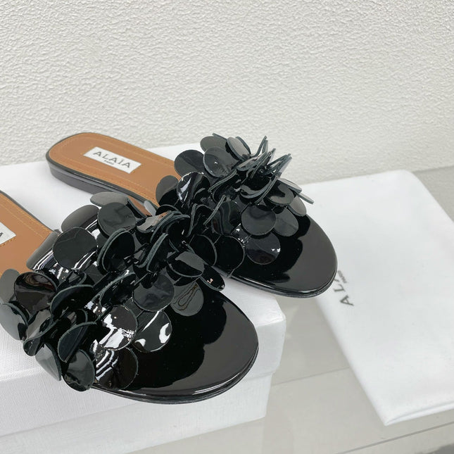 ALAIA FLAT MULE IN BLACK GLOSSY LAMBSKIN