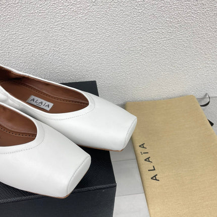 ALAIA BALLET FLATS IN WHITE CALFSKIN