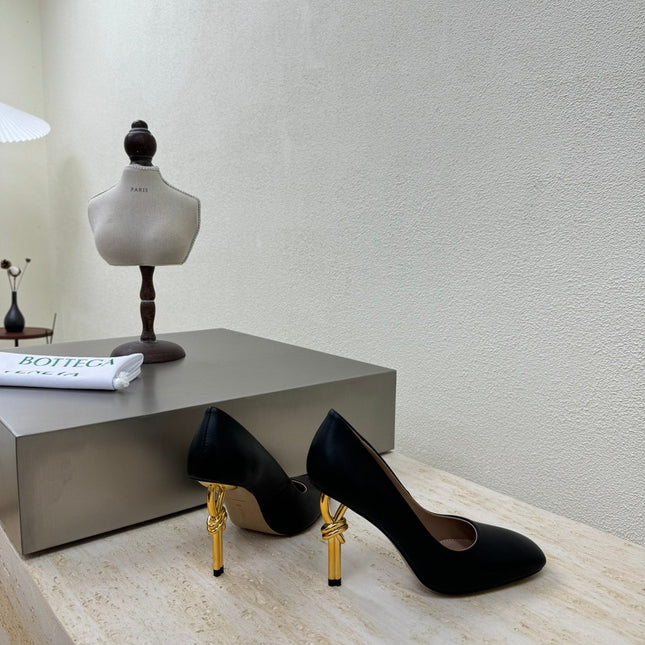 KNOT HIGH PUMP IN BLACK AND GOLD METAL HEEL 9 CM