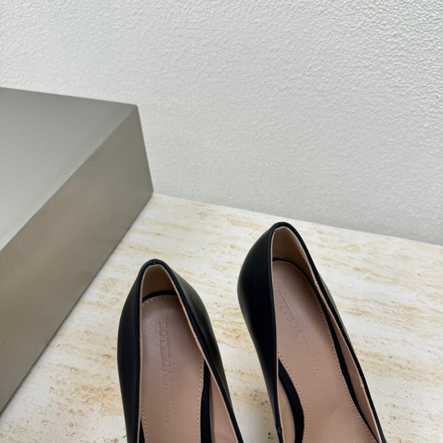 KNOT HIGH PUMP IN BLACK AND GOLD METAL HEEL 9 CM