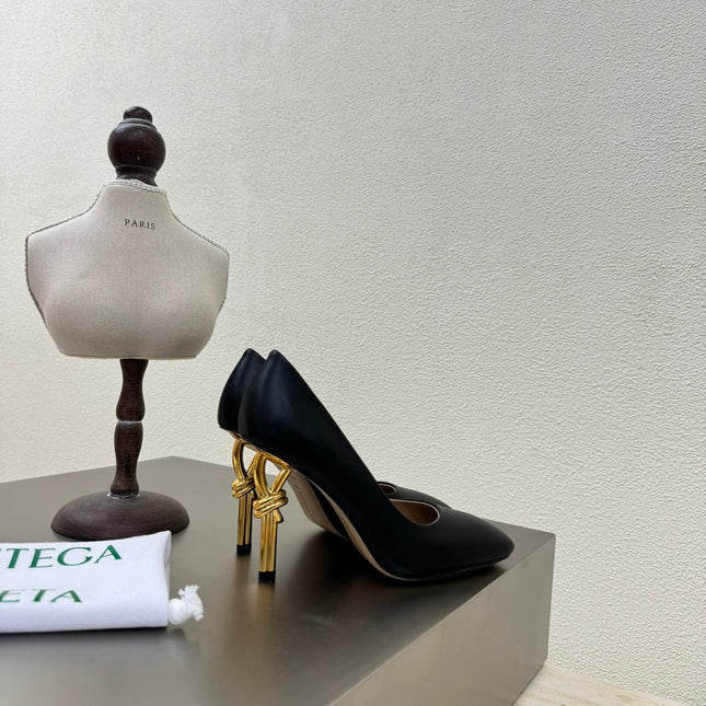 KNOT HIGH PUMP IN BLACK AND GOLD METAL HEEL 9 CM