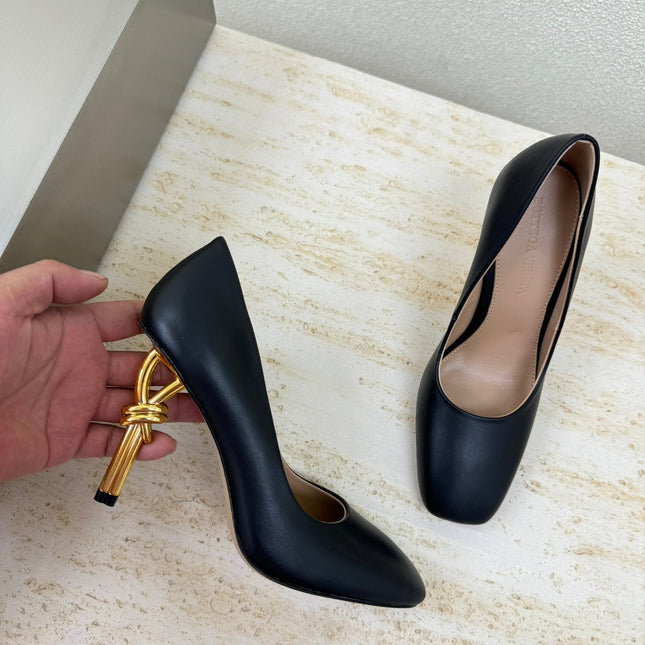KNOT HIGH PUMP IN BLACK AND GOLD METAL HEEL 9 CM