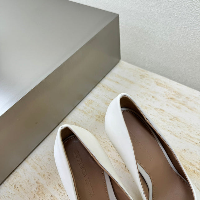 KNOT HIGH PUMP IN WHITE AND GOLD METAL HEEL 9 CM