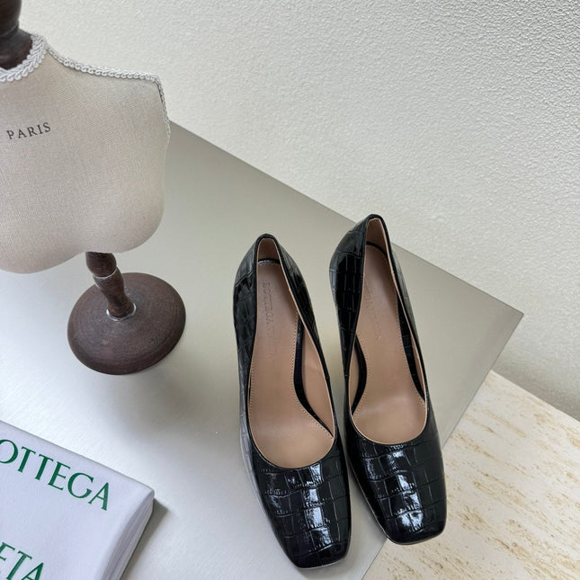 KNOT HIGH PUMP IN BLACK CALFSKIN WITH WOVEN DESIGN AND GOLD METAL HEEL 9 CM