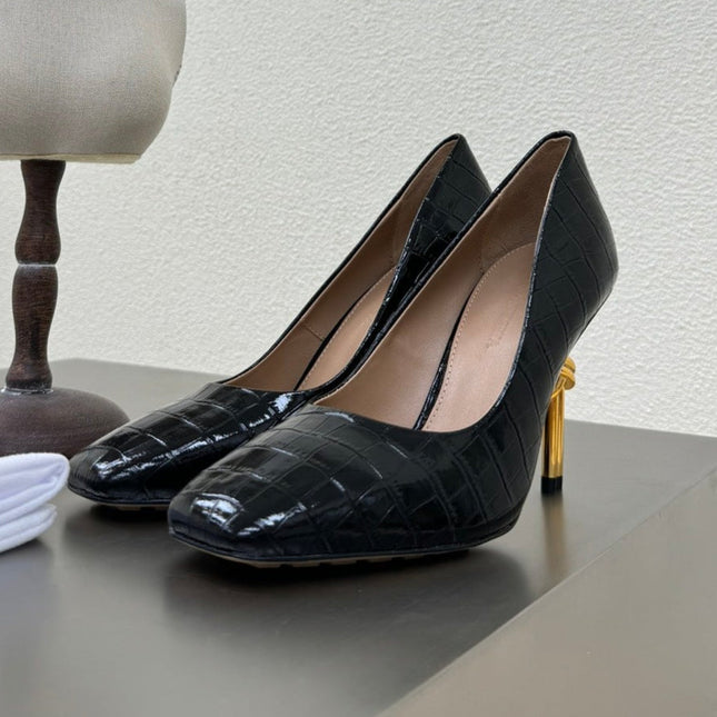 KNOT HIGH PUMP IN BLACK CALFSKIN WITH WOVEN DESIGN AND GOLD METAL HEEL 9 CM