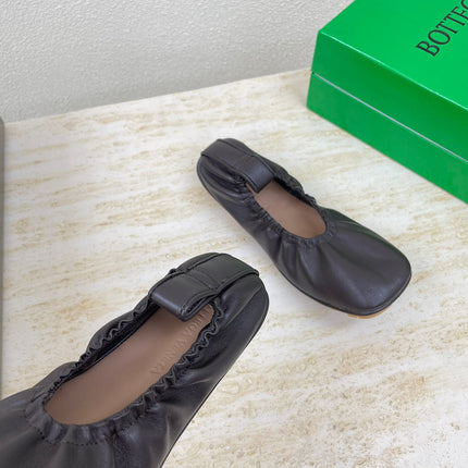ELASTIC BALLERINA FLATS IN CHOCOLATE BROWN LAMBSKIN