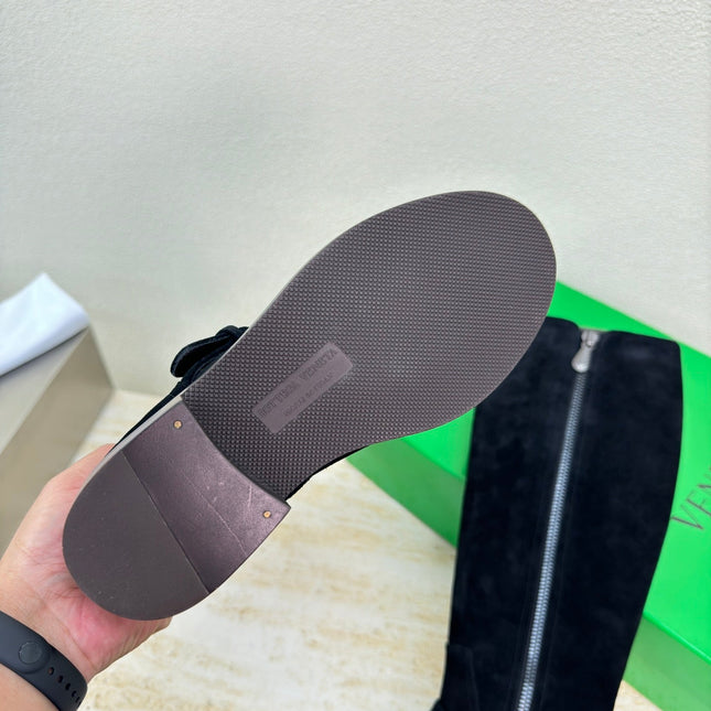 KNEE HIGH BOOT IN BLACK SUEDE