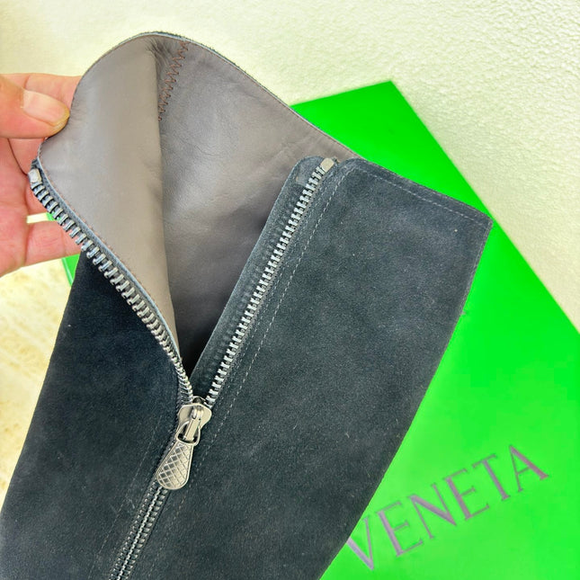 KNEE HIGH BOOT IN BLACK SUEDE