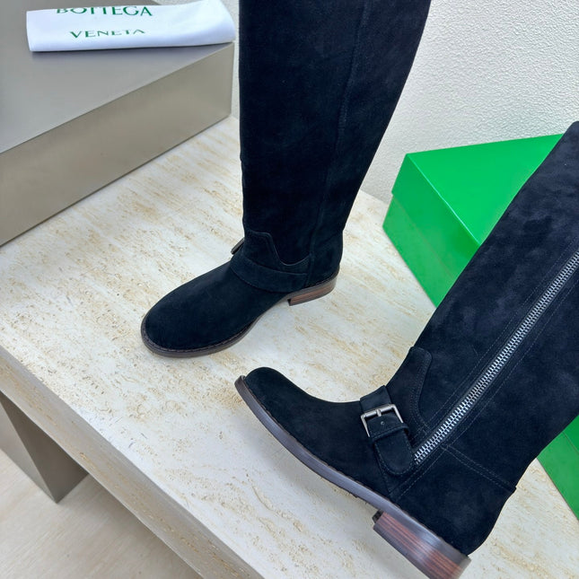 KNEE HIGH BOOT IN BLACK SUEDE