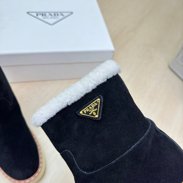 SUEDE BOOTS BLACK WITH SHEARLING LINING AND RUBBER FLATFORM SOLE