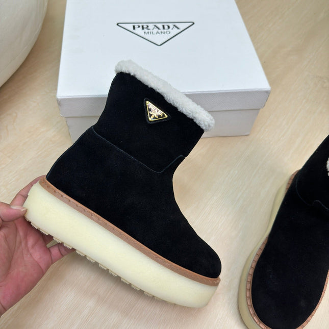 SUEDE BOOTS BLACK WITH SHEARLING LINING AND RUBBER FLATFORM SOLE