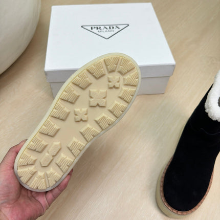 SUEDE BOOTS BLACK WITH SHEARLING LINING AND RUBBER FLATFORM SOLE