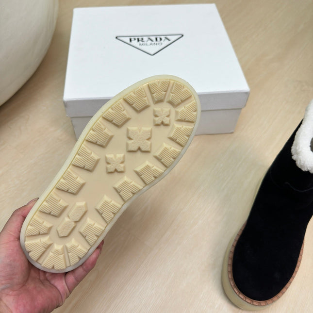 SUEDE BOOTS BLACK WITH SHEARLING LINING AND RUBBER FLATFORM SOLE