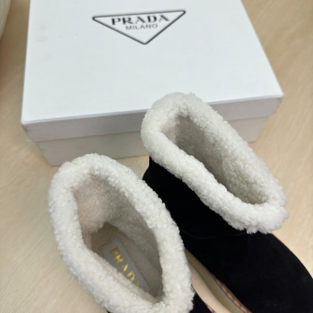 SUEDE BOOTS BLACK WITH SHEARLING LINING AND RUBBER FLATFORM SOLE