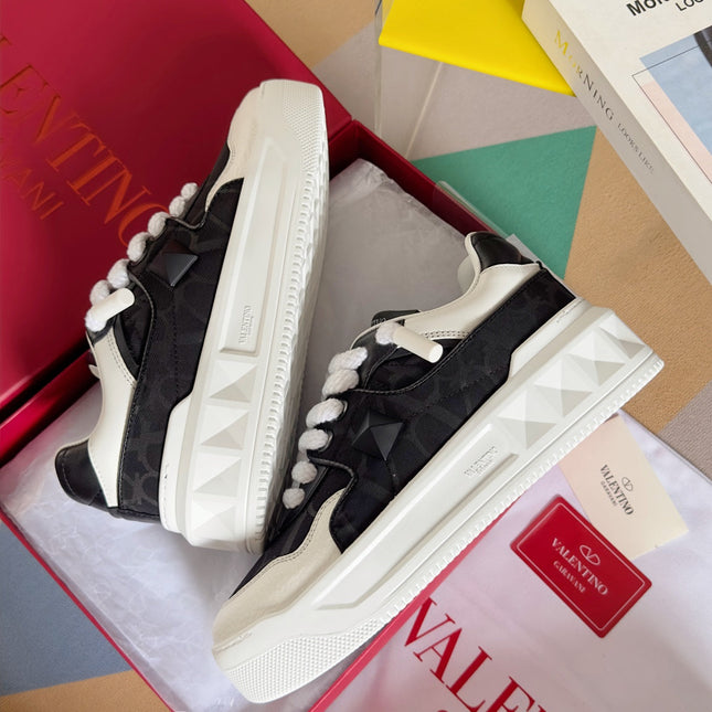 LOW-TOP SNEAKER IN WHITE NAPPA LEATHER AND BLACK MONOGRAM TOILE ICONOGRAPHE FABRIC