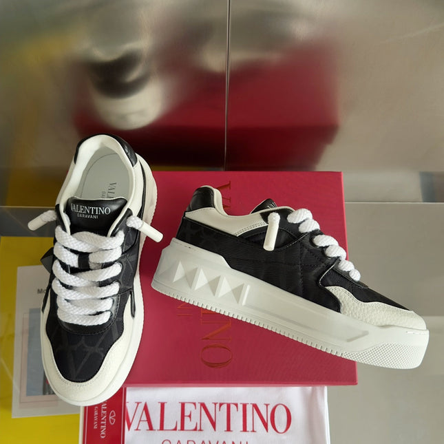 LOW-TOP SNEAKER IN WHITE NAPPA LEATHER AND BLACK MONOGRAM TOILE ICONOGRAPHE FABRIC