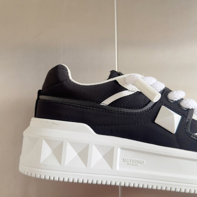 LOW-TOP SNEAKER IN WHITE NAPPA LEATHER AND BLACK TOILE ICONOGRAPHE FABRIC