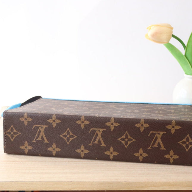 LV 25S POCHETTE VOYAGE 26 IN GASTON BLUE MONOGRAM MACASSAR COATED CANVAS
