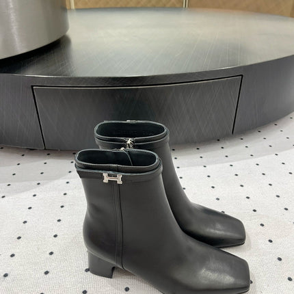 HOMMAGE ANKLE BOOT 5 CM IN BLACK CALFSKIN