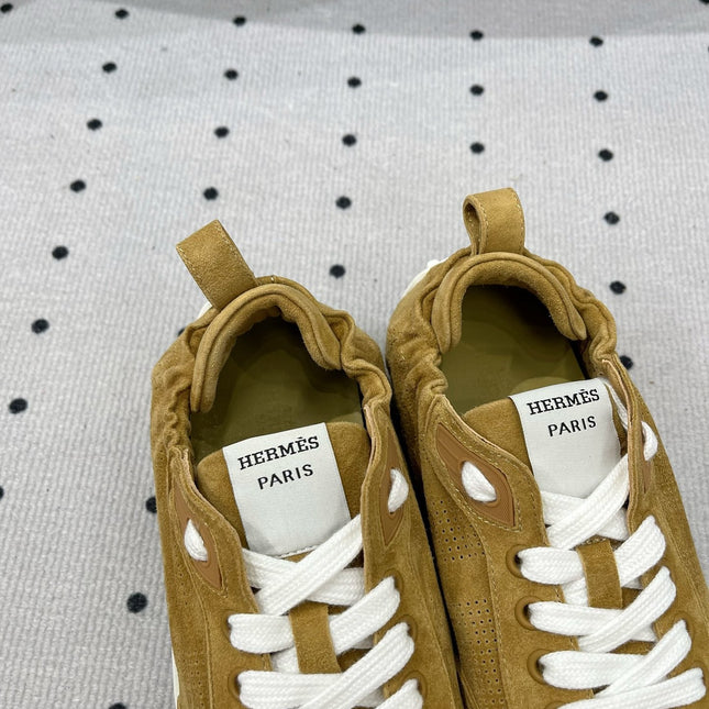 TRAIL SNEAKER IN DIJON YELLOW SUEDE