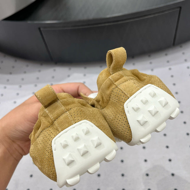 TRAIL SNEAKER IN DIJON YELLOW SUEDE