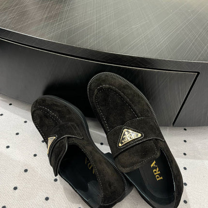 TRIANGLE LOGO LOAFER IN BLACK SUEDE