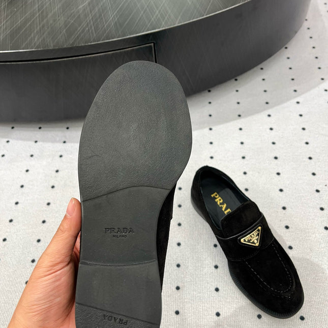 TRIANGLE LOGO LOAFER IN BLACK SUEDE