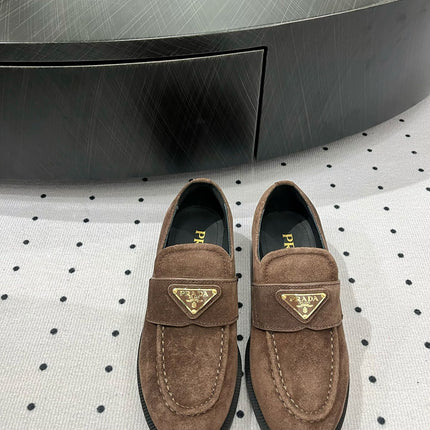 TRIANGLE LOGO LOAFER IN WOOD BROWN SUEDE