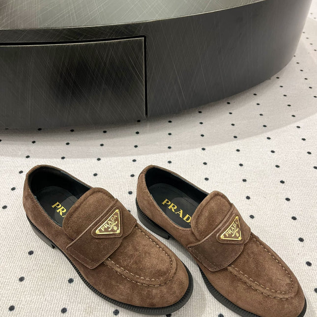 TRIANGLE LOGO LOAFER IN WOOD BROWN SUEDE