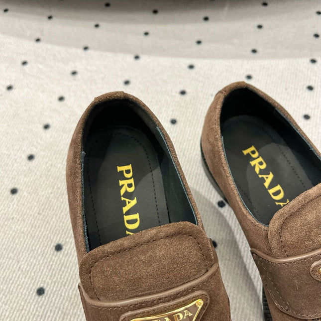 TRIANGLE LOGO LOAFER IN WOOD BROWN SUEDE