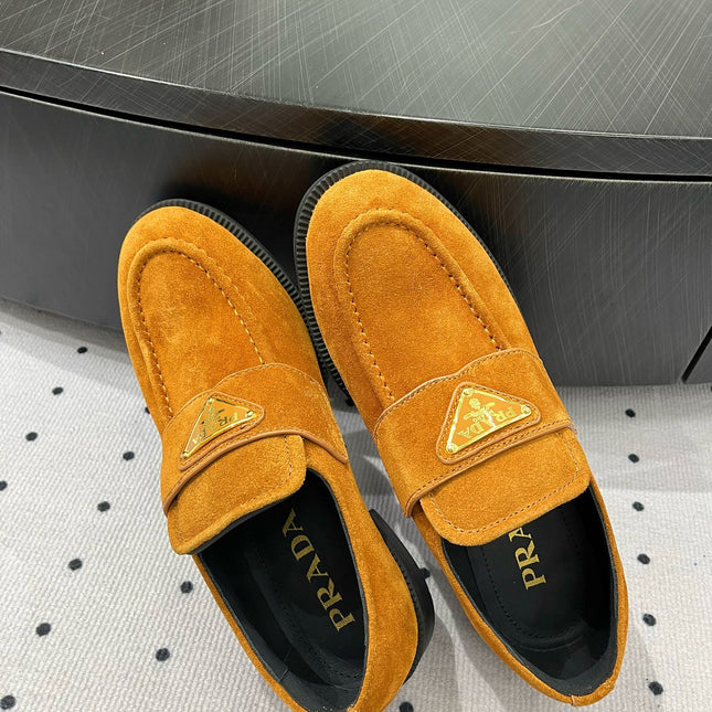 TRIANGLE LOGO LOAFER IN PERU BROWN SUEDE