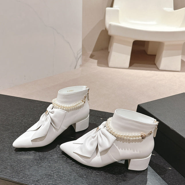 SHORT BOOTS IN WHITE SHEEPSKIN WITH BOW