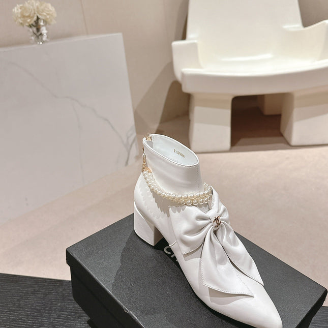 SHORT BOOTS IN WHITE SHEEPSKIN WITH BOW