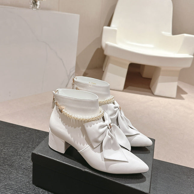 SHORT BOOTS IN WHITE SHEEPSKIN WITH BOW
