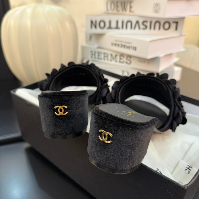 MID HEEL 45 MM MULE IN BLACK VELVET