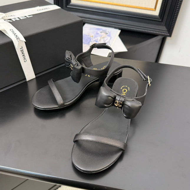 FLAT SANDALS IN BLACK CALFSKIN WITH BOW