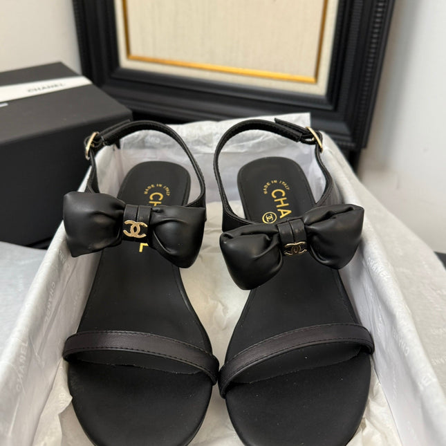MID HEEL SANDALS IN BLACK CALFSKIN WITH BOW