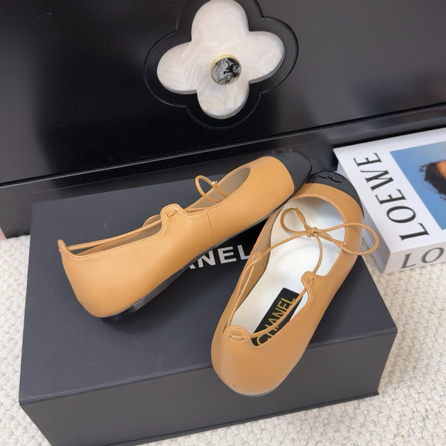 FLAT MARY JANE PUMPS IN DIJON YELLOW LAMBSKIN MIX BLACK FABRIC