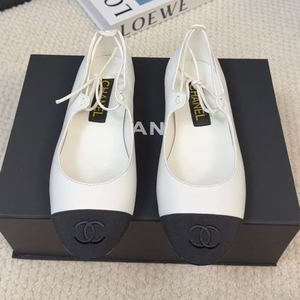 FLAT MARY JANE PUMPS IN WHITE LAMBSKIN MIX BLACK FABRIC