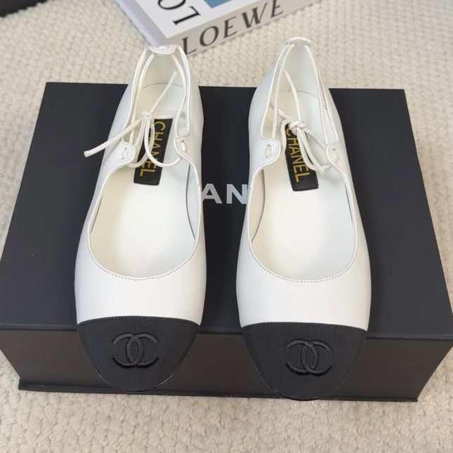 FLAT MARY JANE PUMPS IN WHITE LAMBSKIN MIX BLACK FABRIC
