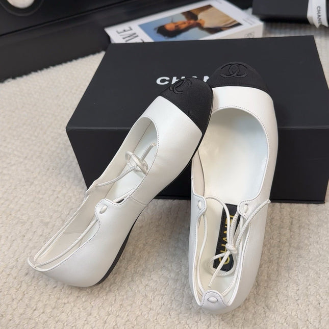 FLAT MARY JANE PUMPS IN WHITE LAMBSKIN MIX BLACK FABRIC