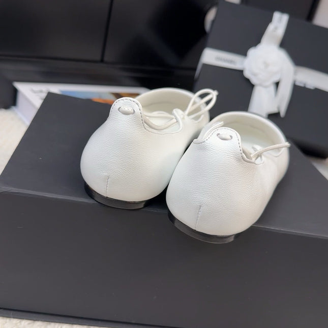 FLAT MARY JANE PUMPS IN WHITE LAMBSKIN MIX BLACK FABRIC