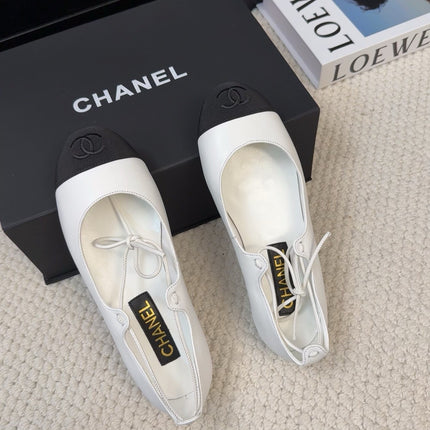 FLAT MARY JANE PUMPS IN WHITE LAMBSKIN MIX BLACK FABRIC