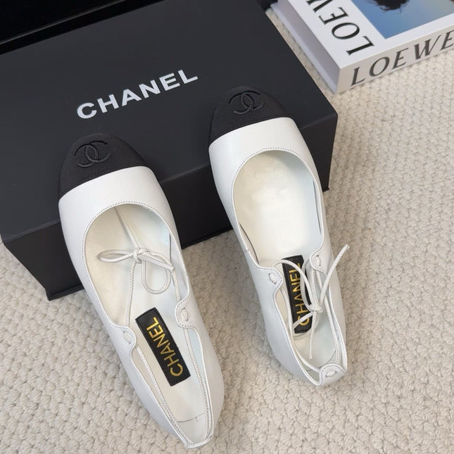 FLAT MARY JANE PUMPS IN WHITE LAMBSKIN MIX BLACK FABRIC