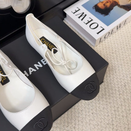 FLAT MARY JANE PUMPS IN WHITE LAMBSKIN MIX BLACK FABRIC