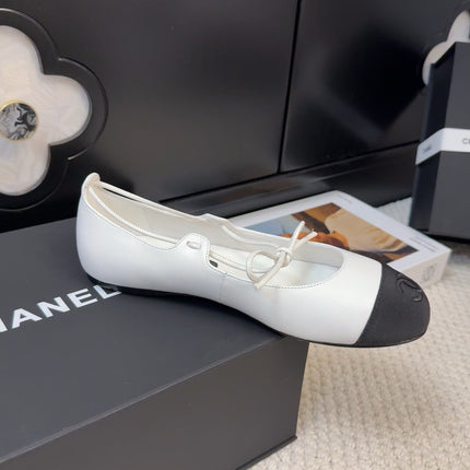 FLAT MARY JANE PUMPS IN WHITE LAMBSKIN MIX BLACK FABRIC