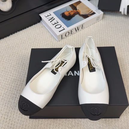 FLAT MARY JANE PUMPS IN WHITE LAMBSKIN MIX BLACK FABRIC