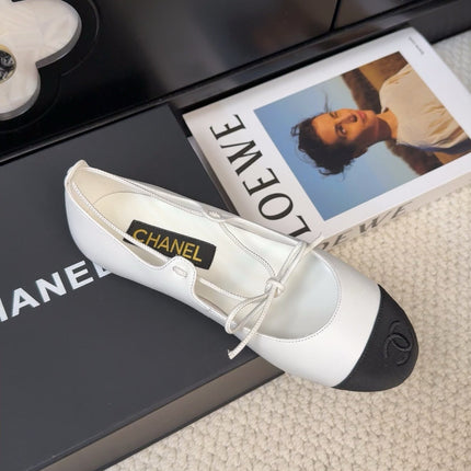 FLAT MARY JANE PUMPS IN WHITE LAMBSKIN MIX BLACK FABRIC