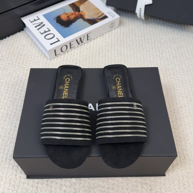 FLAT SLIDE IN BLACK SUEDE WITH SILVER CHAIN