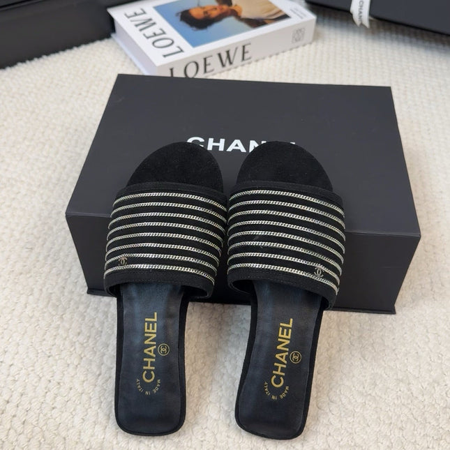 FLAT SLIDE IN BLACK SUEDE WITH SILVER CHAIN